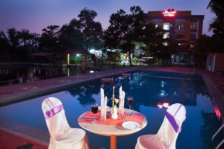 Hotel Royal Riviera à Kumarakom Extérieur photo