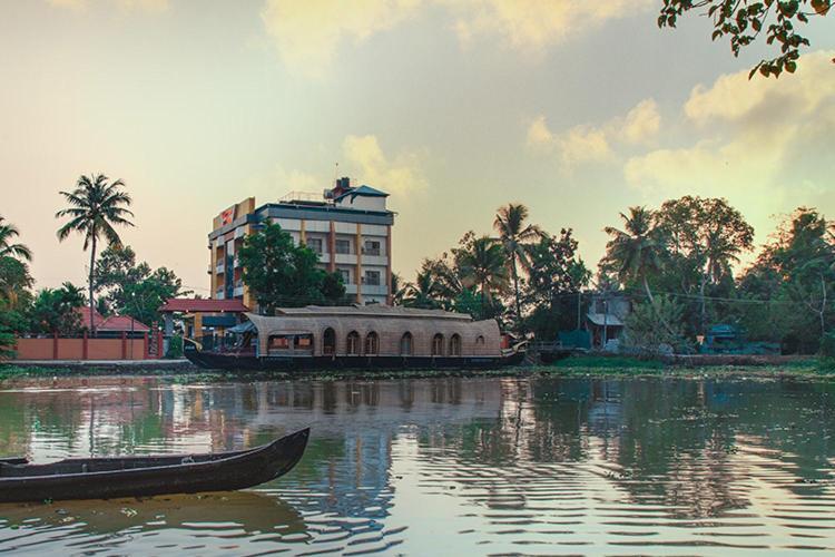 Hotel Royal Riviera à Kumarakom Extérieur photo